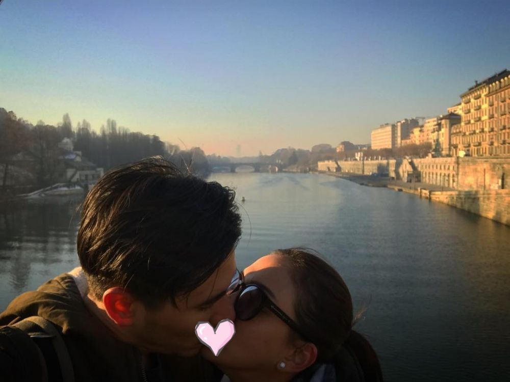 10 Seleb ini nggak risih unggah foto ciuman bibir dengan ...