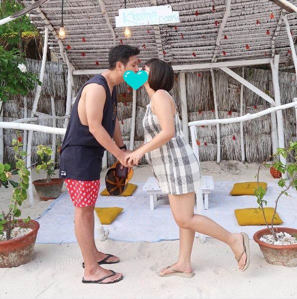 10 Seleb ini nggak risih unggah foto ciuman bibir dengan pasangannya