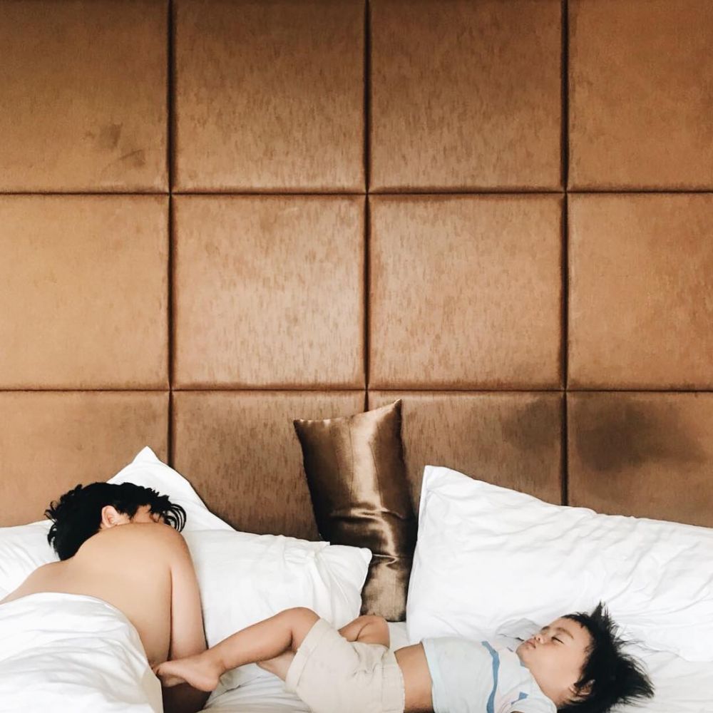 Momen manis 7 seleb ganteng tidur bareng anak, ayah idaman banget