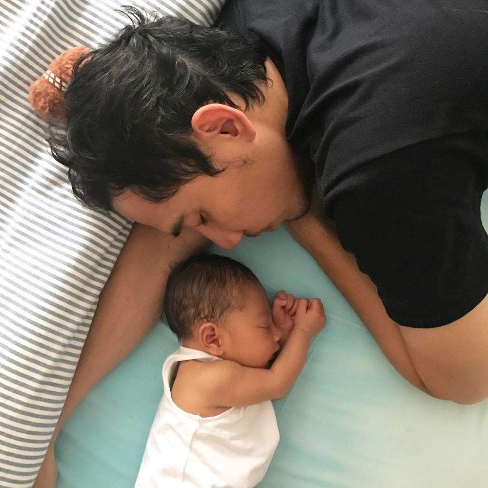 Momen manis 7 seleb ganteng tidur bareng anak, ayah idaman banget
