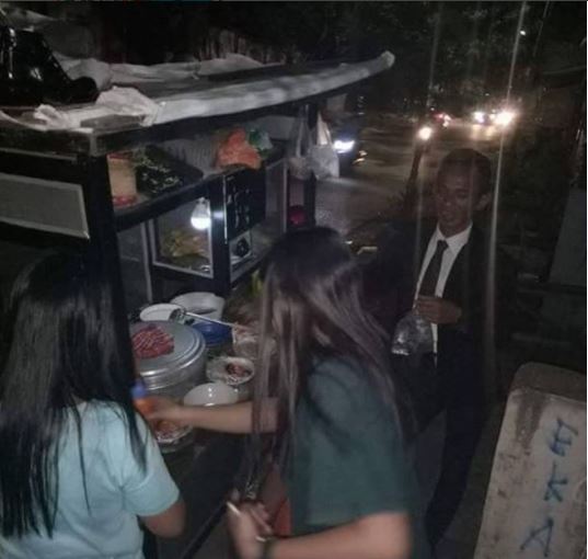 8 Gaya abang bakso di Makassar ini nyentrik banget, stylish maksimal