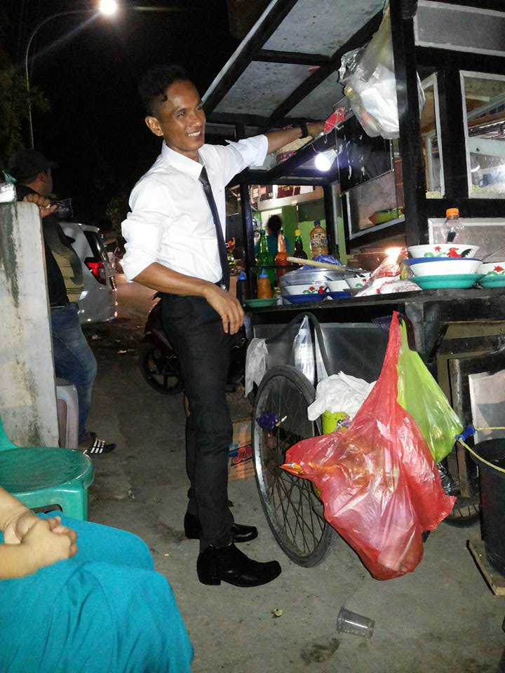 8 Gaya abang bakso di Makassar ini nyentrik banget, stylish maksimal