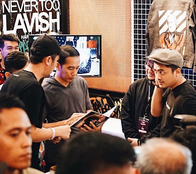 7 Gaya kasual Jokowi di pameran sepatu anak muda, pemimpin zaman now