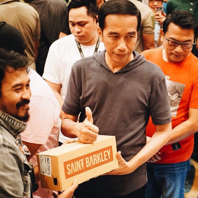 7 Gaya kasual Jokowi di pameran sepatu anak muda, pemimpin zaman now