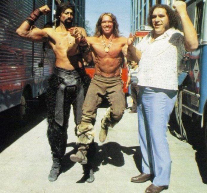 12 Gaya memukau pria bertubuh raksasa, ada yang gendong empat wanita