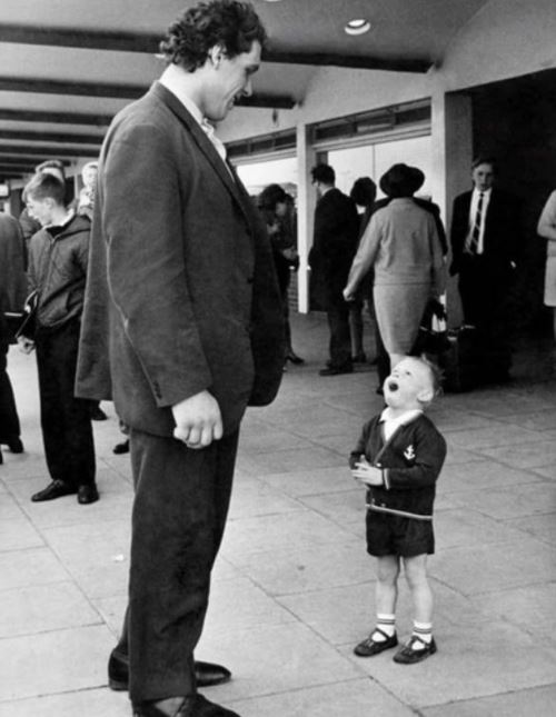 12 Gaya memukau pria bertubuh raksasa, ada yang gendong empat wanita