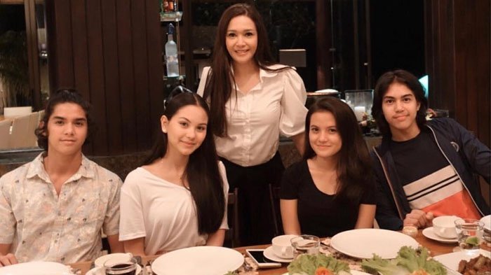 5 Seleb ganteng ini foto bareng ibu & pacar, sudah kantongi restu nih?