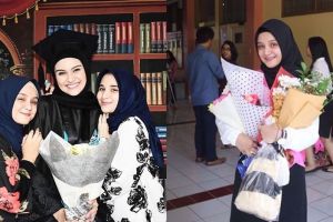 10 Pesona Anisa, adik bungsu Zee Zee Shahab yang cantiknya meneduhkan