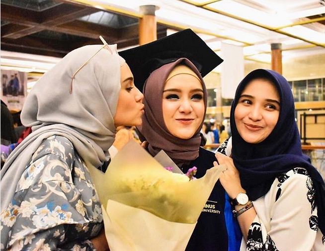 10 Pesona Anisa, adik bungsu Zee Zee Shahab yang cantiknya meneduhkan