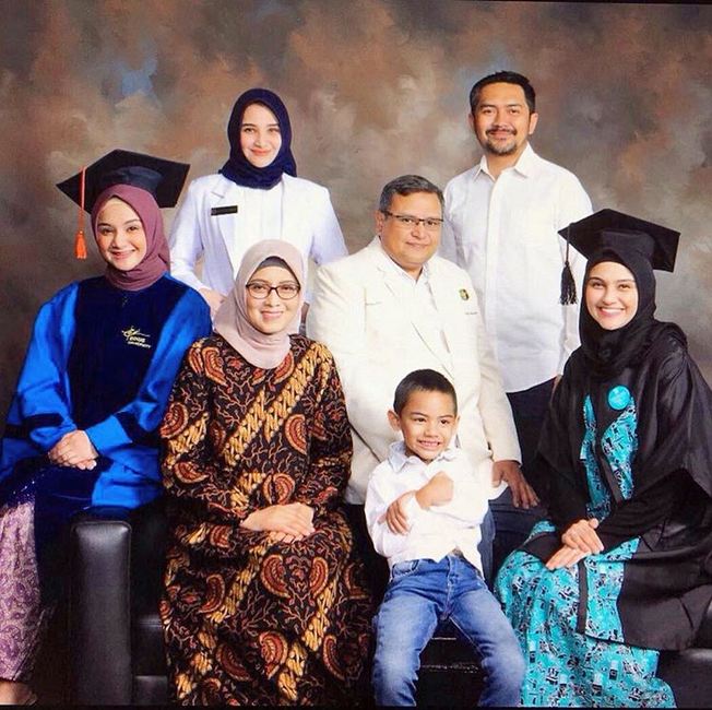 10 Pesona Anisa, adik bungsu Zee Zee Shahab yang cantiknya meneduhkan