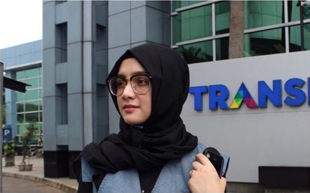 10 Pesona Anisa, adik bungsu Zee Zee Shahab yang cantiknya meneduhkan