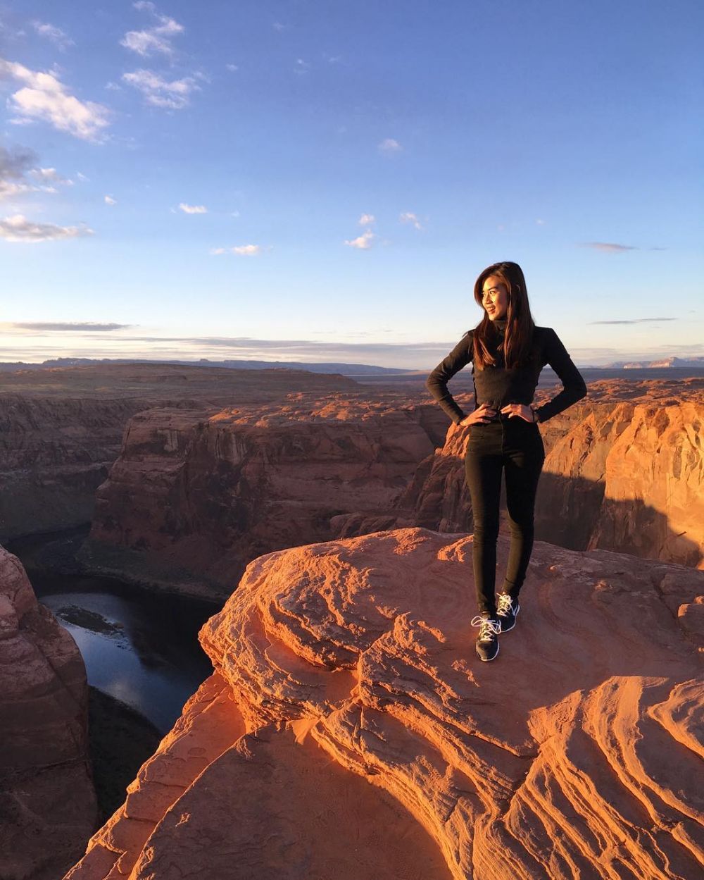 10 Gaya kasual Caroline Febrianty, sosialita muda yang hobi traveling