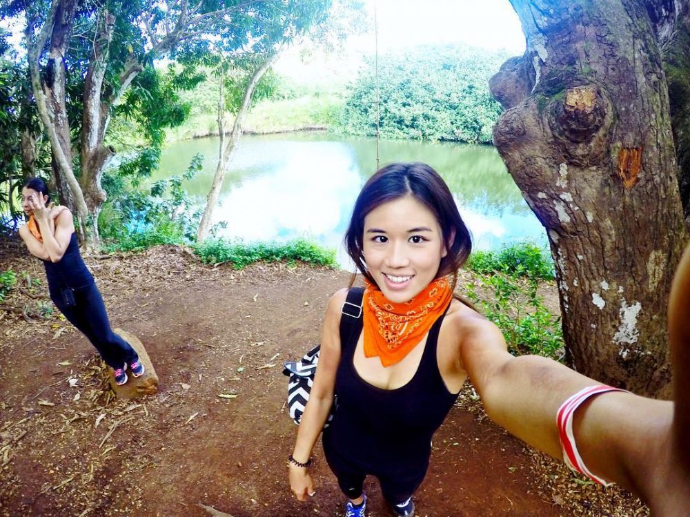 10 Gaya kasual Caroline Febrianty, sosialita muda yang hobi traveling