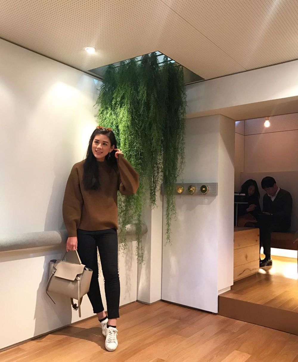 10 Gaya kasual Caroline Febrianty, sosialita muda yang hobi traveling