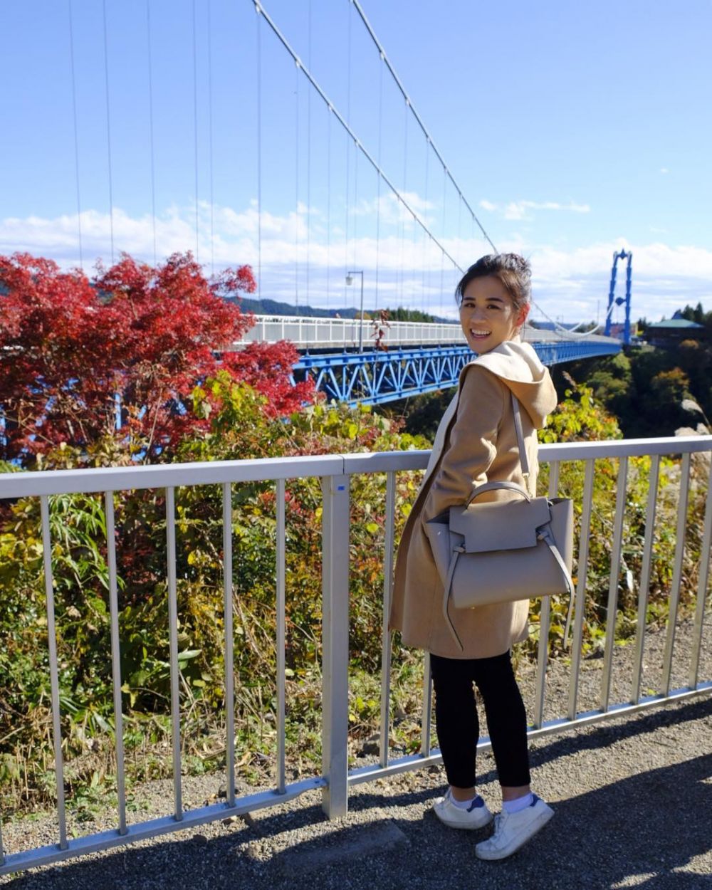 10 Gaya kasual Caroline Febrianty, sosialita muda yang hobi traveling