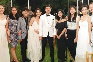 Selain makeup, sandal Putri Marino saat resepsi ini bikin takjub