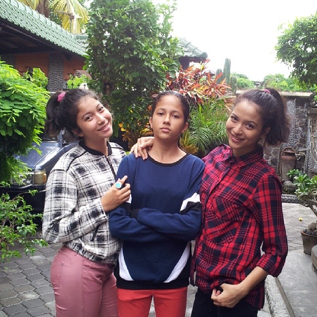 9 Potret Putri Marino sama dua adiknya ini bak kembar 3, cantik semua