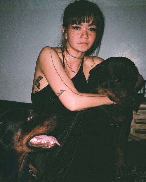 10 Pesona Dylan Sada, model nyentrik yang alami kekerasan dari kekasih