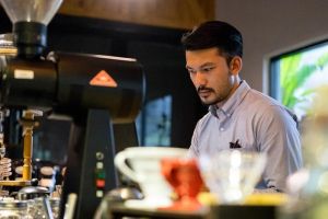 Sama-sama buka kedai kopi, begini gaya 5 seleb saat menyeduh kopi