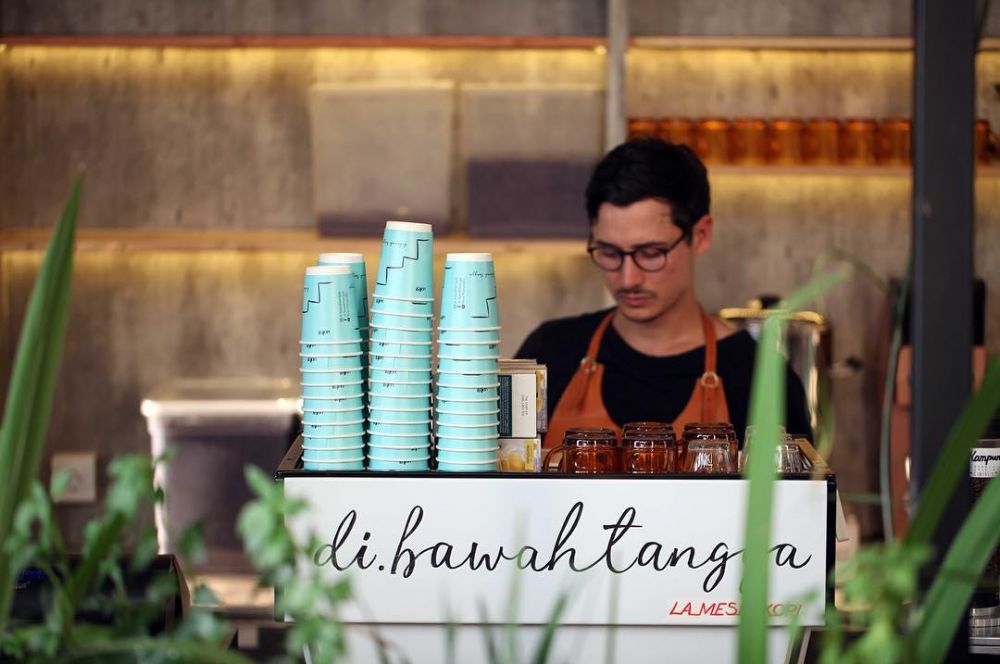 Sama-sama buka kedai kopi, begini gaya 5 seleb saat menyeduh kopi