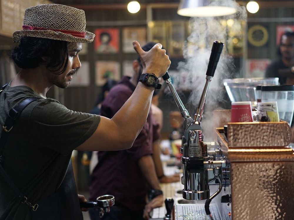 Sama-sama buka kedai kopi, begini gaya 5 seleb saat menyeduh kopi