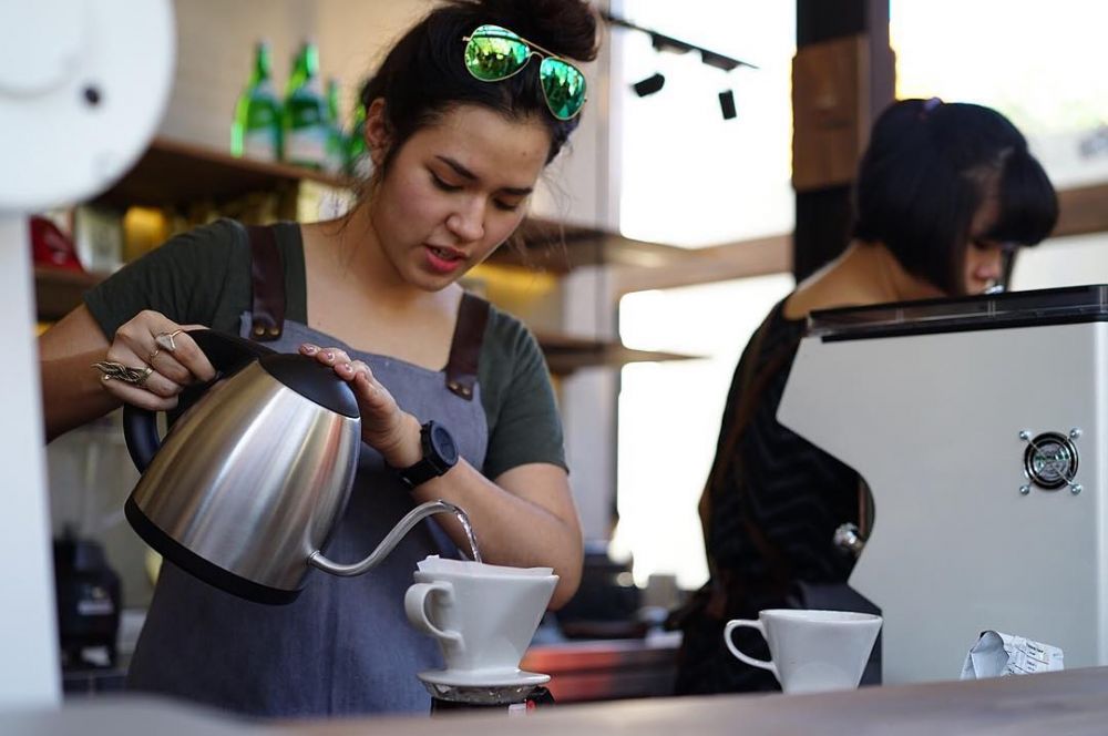 Sama-sama buka kedai kopi, begini gaya 5 seleb saat menyeduh kopi