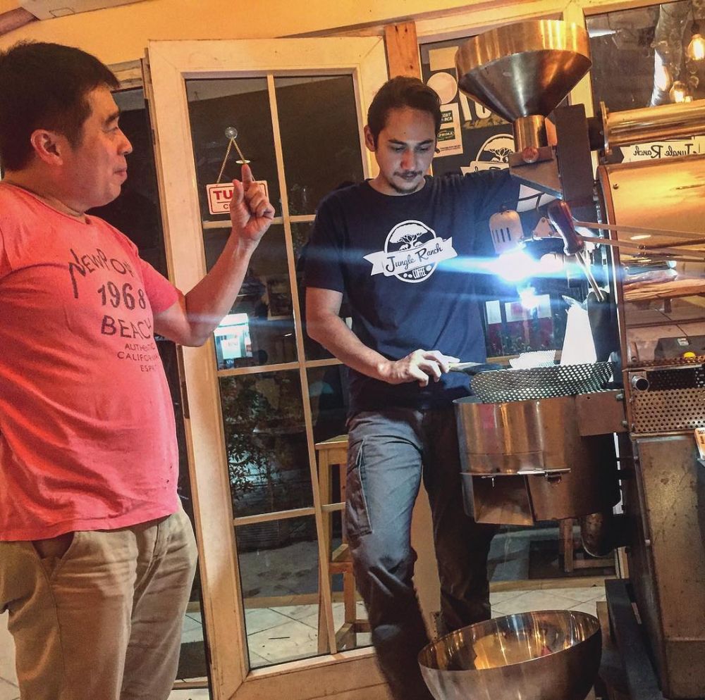 Sama-sama buka kedai kopi, begini gaya 5 seleb saat menyeduh kopi