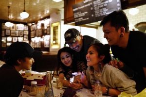 9 Momen kekompakan Humble Glam, geng Chicco Jerikho dan Wulan Guritno