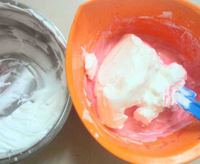 Resep mudah bikin Oreo strawberry chiffon cake, kue bolu rasa kekinian