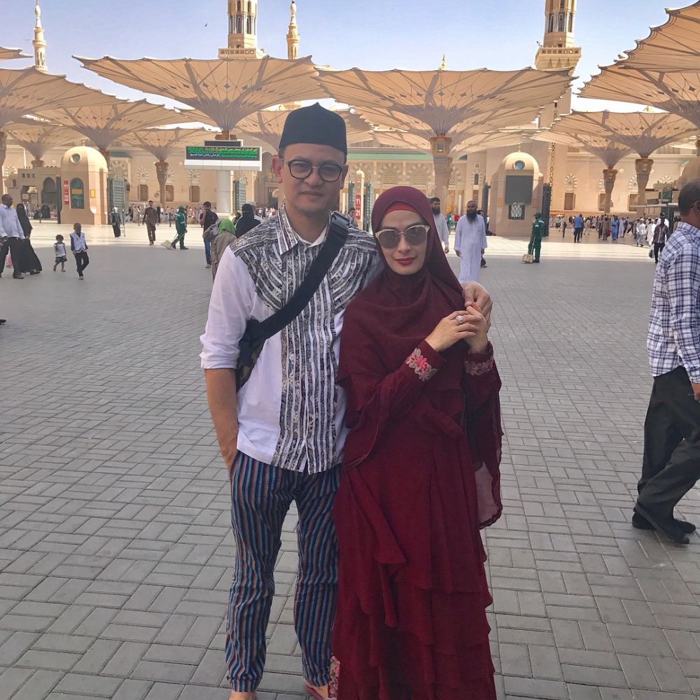 Jarang diterpa gosip, ini 10 potret mesra Iis Dahlia dan suaminya