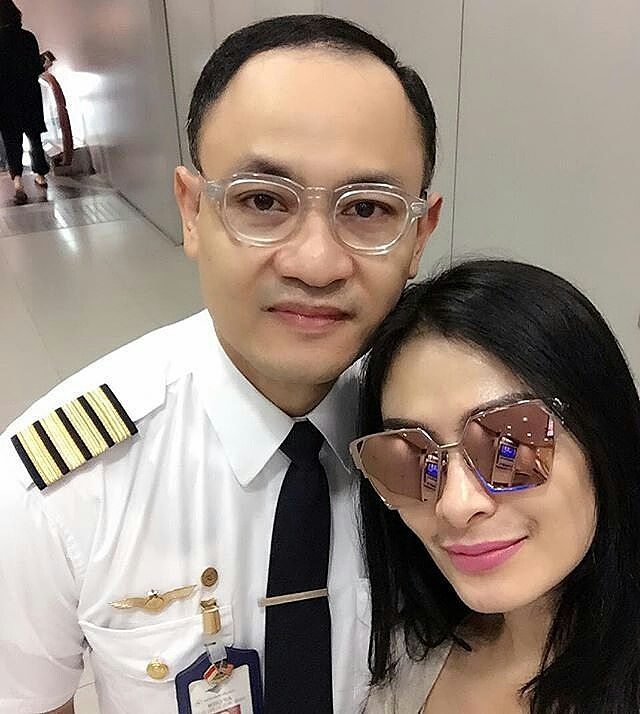 Jarang diterpa gosip, ini 10 potret mesra Iis Dahlia dan suaminya