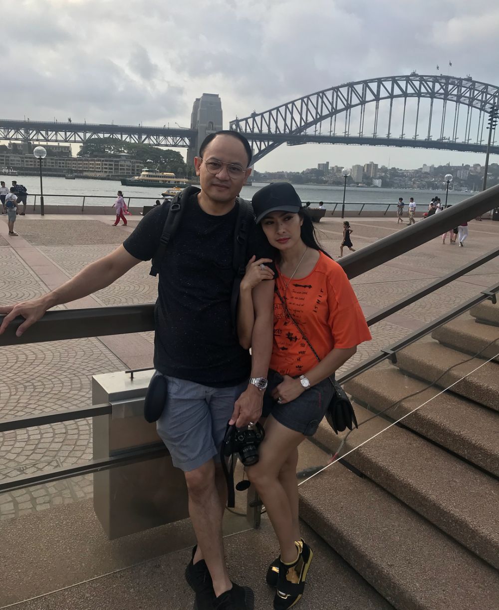 Jarang diterpa gosip, ini 10 potret mesra Iis Dahlia dan suaminya