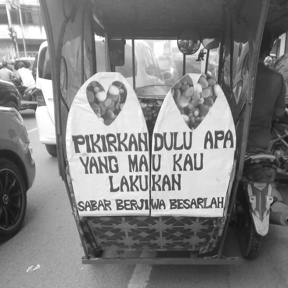 12 Karya visual jalanan ini terlihat biasa tapi pesannya menohok