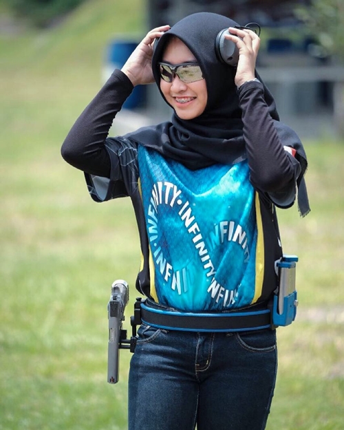 Almaas, model hijaber cantik yang juga atlet menembak