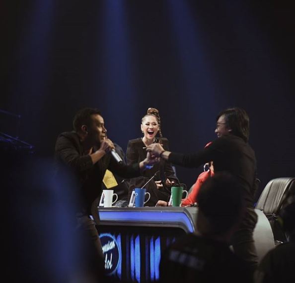 Nggak ada di TV, ini 8 potret aktivitas para juri Idol di balik layar