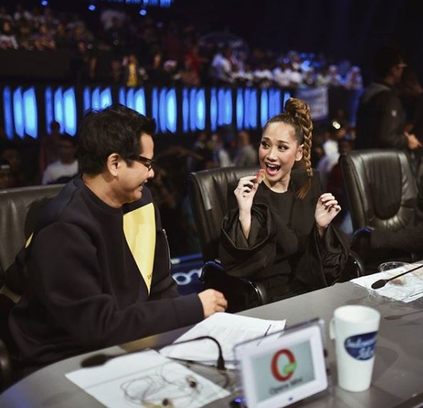 Nggak ada di TV, ini 8 potret aktivitas para juri Idol di balik layar