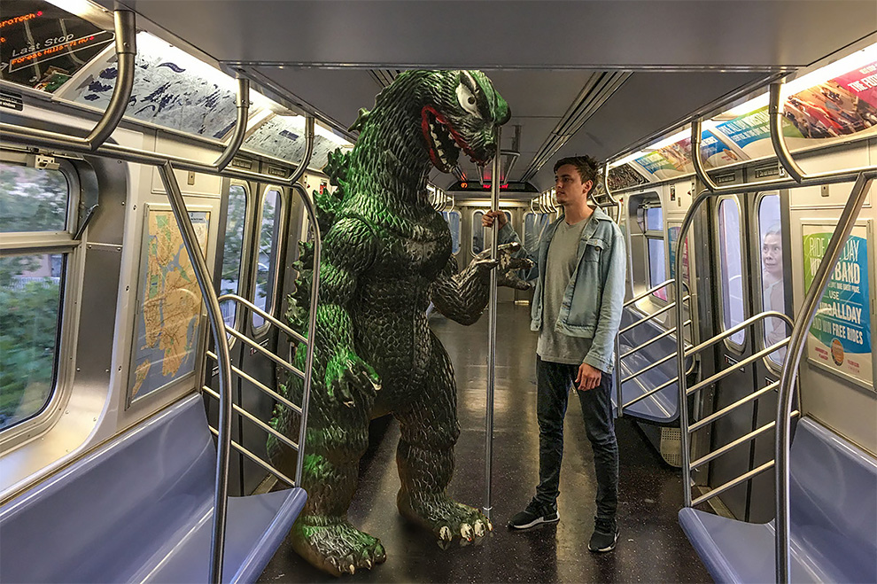 Cowok ini selalu ajak 'Godzilla' saat traveling, 10 fotonya keren! 