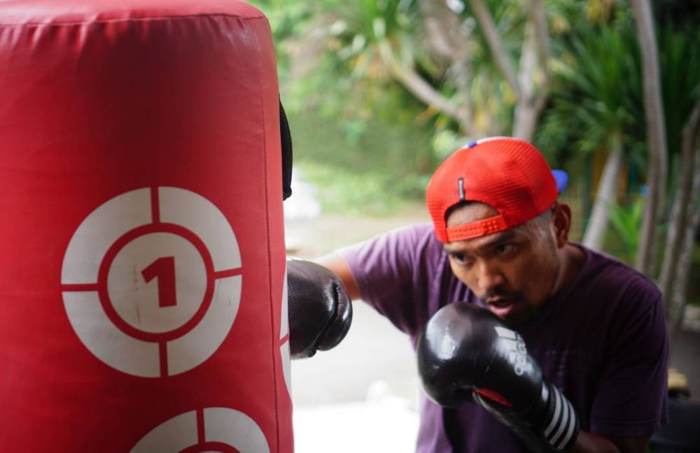 Biasa tampil dengan kacamata, 6 seleb ini hilangkan minus pakai lasik