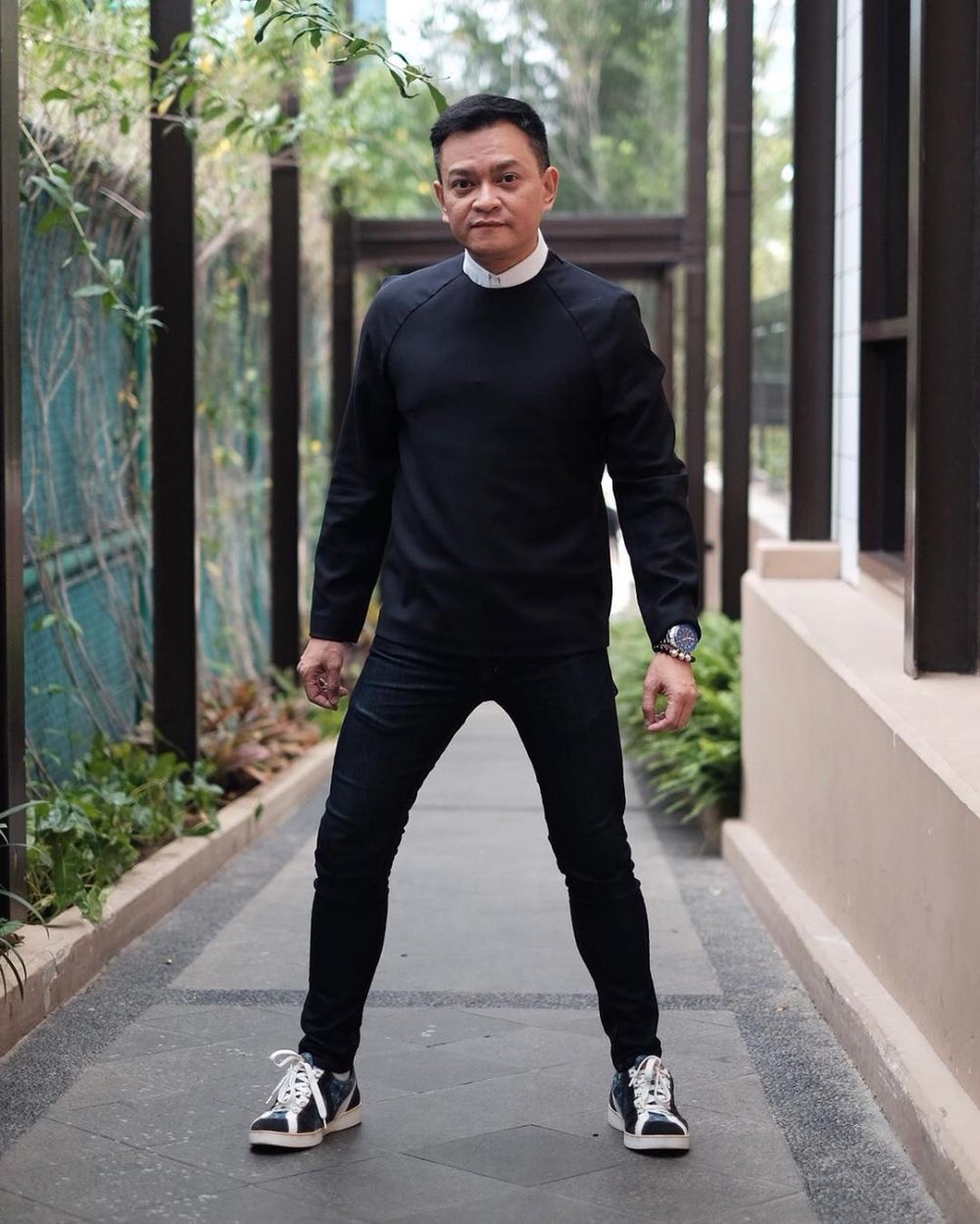 Biasa tampil dengan kacamata, 6 seleb ini hilangkan minus pakai lasik