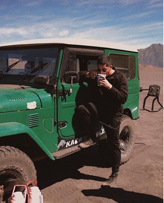 7 Gaya penampilan Keenan Pearce saat traveling, bisa jadi inspirasi