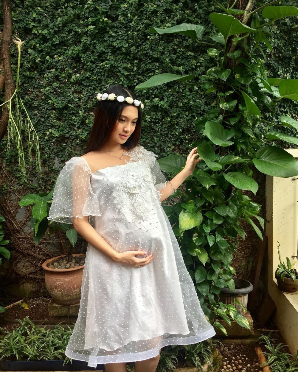 Siap menjadi ibu, ini 10 gaya kece pemotretan maternity Vinessa Inez