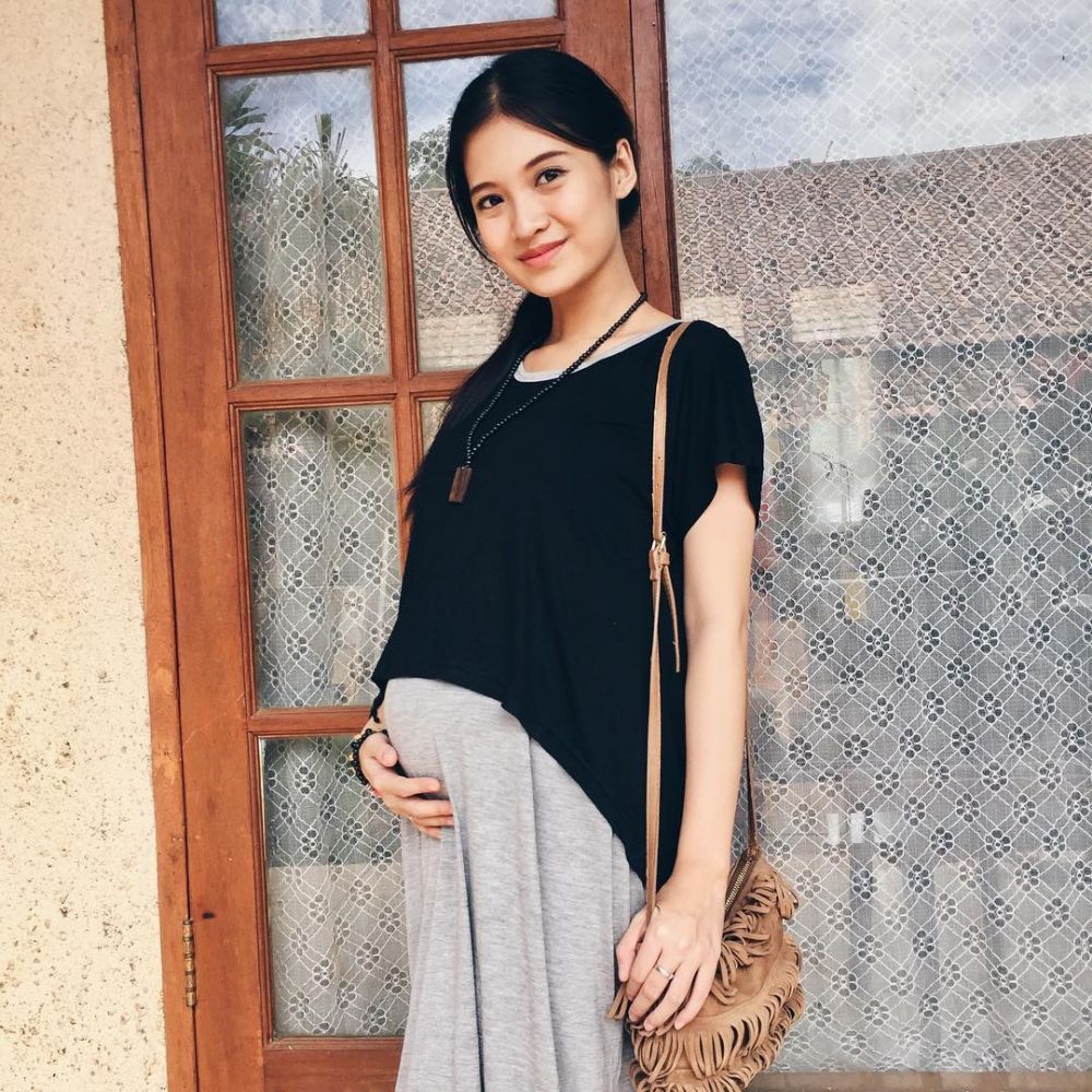 Siap menjadi ibu, ini 10 gaya kece pemotretan maternity Vinessa Inez