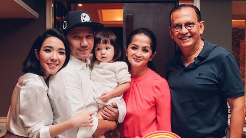 10 Momen Gempita bareng Oma Anna dan Opa Roy Marten ini bikin gemes