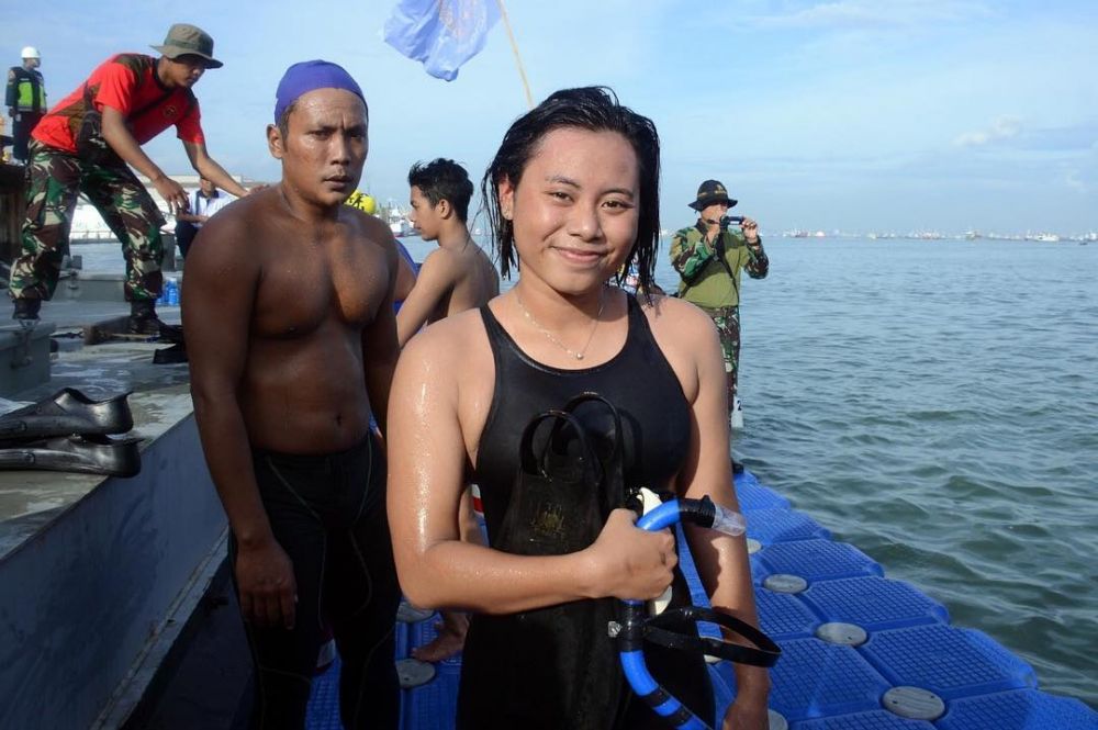12 Aksi dua tentara cantik berenang 39 km taklukkan Selat Sunda, top!