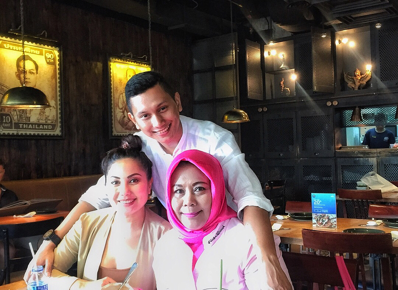 Beda 16 tahun, begini 10 momen Emma Warokka bareng pacar berondongnya