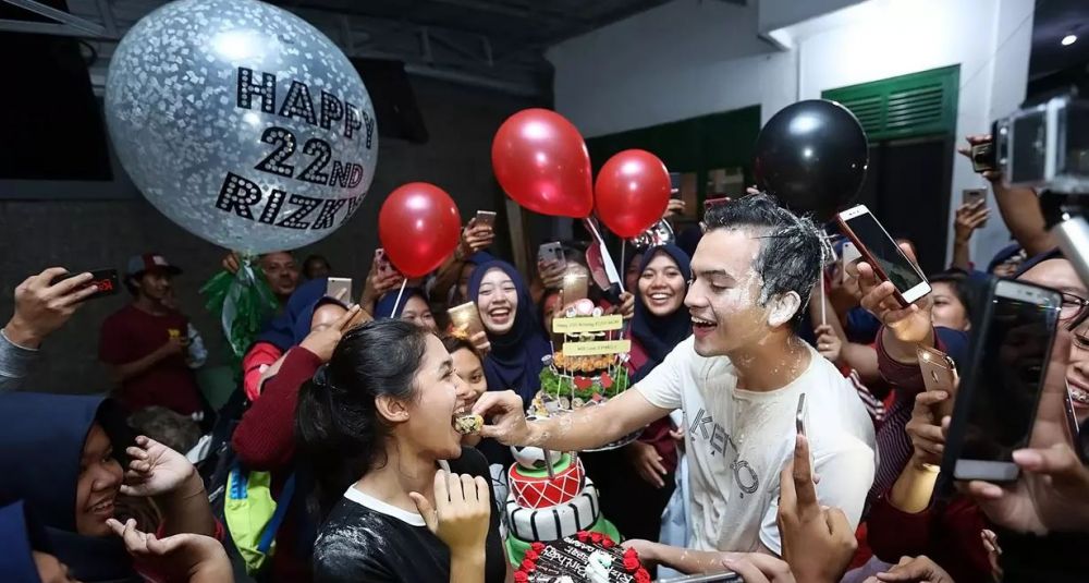 Ulang tahun, 9 momen Riky Nazar diguyur tepung & dipeluk Cut Syifa