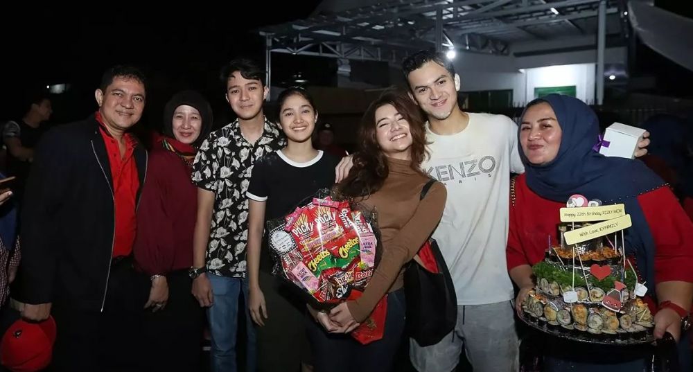 Ulang tahun, 9 momen Riky Nazar diguyur tepung & dipeluk Cut Syifa
