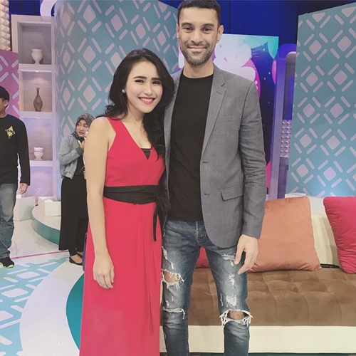 10 Momen Ayu Ting Ting tertangkap kamera main nemplok ke cowok, duh!