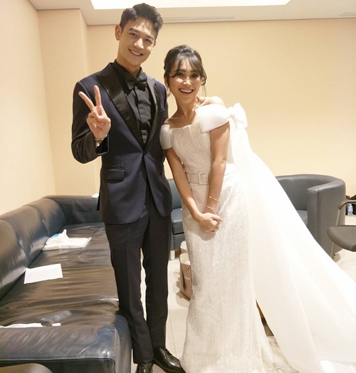 10 Momen Ayu Ting Ting tertangkap kamera main nemplok ke cowok, duh!