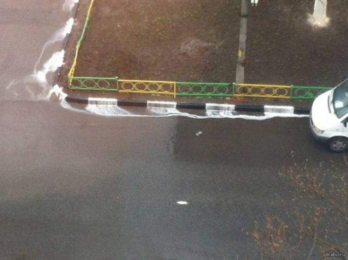 10 Momen absurd 'salah posisi' ini konyolnya bikin kamu gagal paham